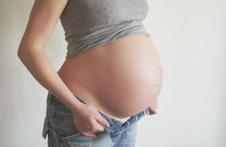grossesse enceinte jeans vêtements trop petits troisième trimestre s'habiller