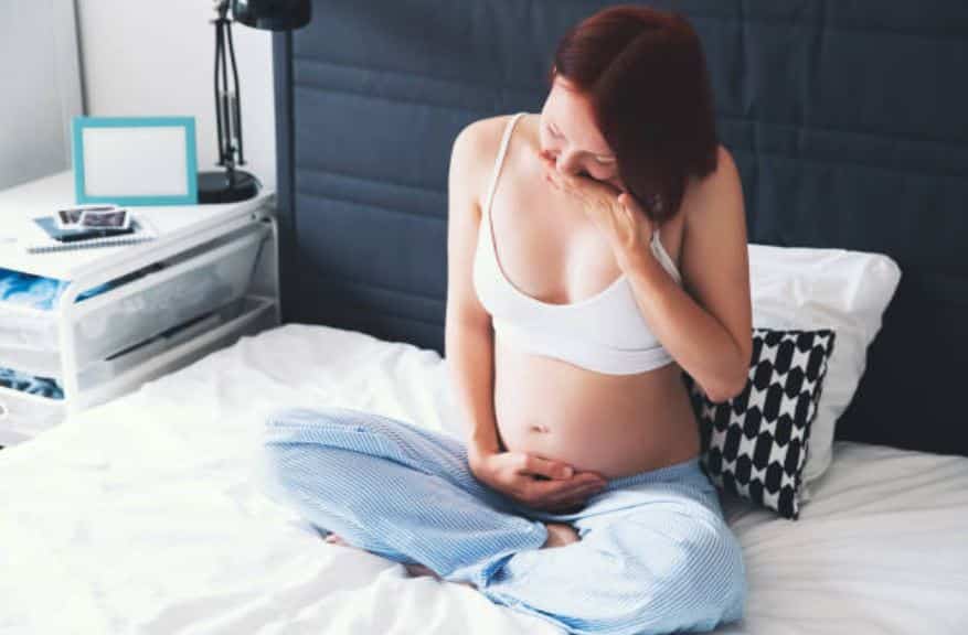 enceinte nausées grossesse femme malade symptômes remontées acides consulter odorat brûlures d'estomac