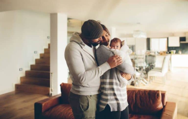 nouveau né bébé maison retour parents papa maman famille aide
