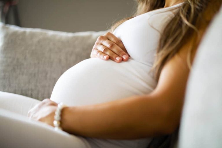 enceinte grossesse femme peur stress ventre congé maternité