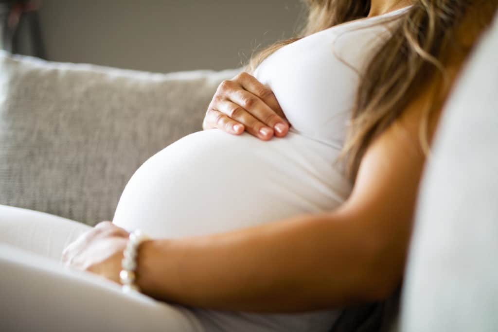 enceinte grossesse femme peur stress ventre congé maternité