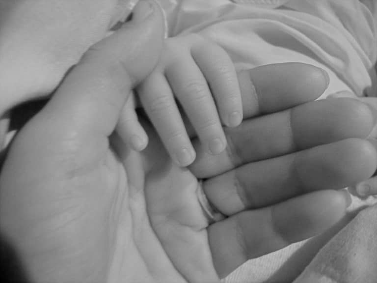 mère enfant main bébé instinct maternel