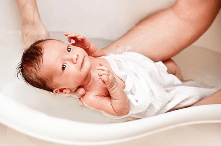 bébé bain douche eau premier bain enveloppé