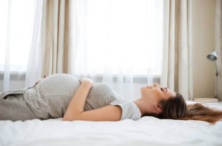 femme enceinte grossesse allongé dormir fatigue grossesse alitée contractions stressée