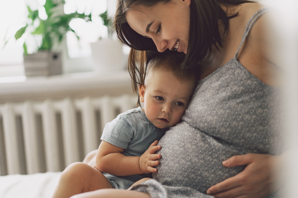 grossesse enfant aîné enceinte frère soeur ventre bébé