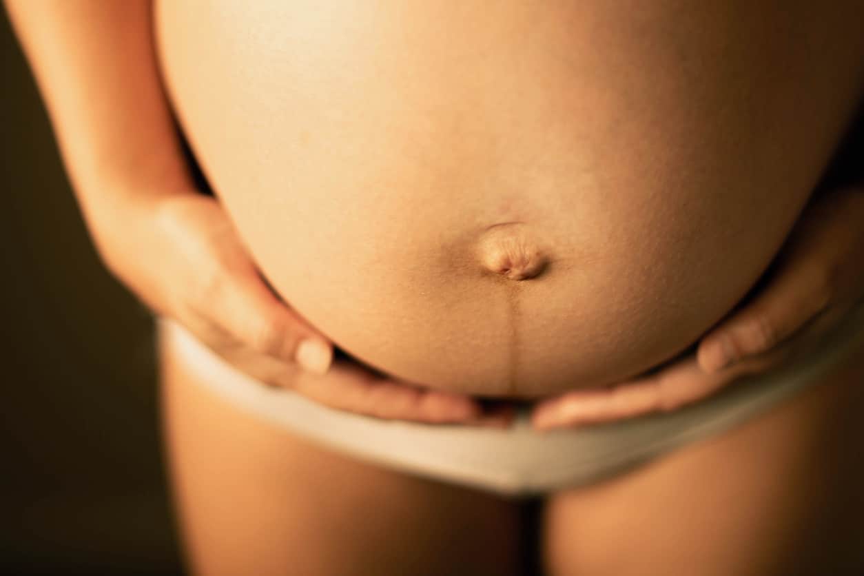 Grossesse : que signifie la ligne brune qui apparaît sur le ventre ?