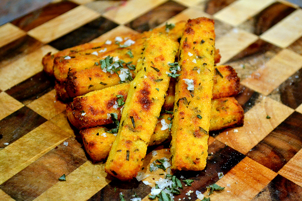 La préparation pas à pas : frites de polenta dorées, sauce express
