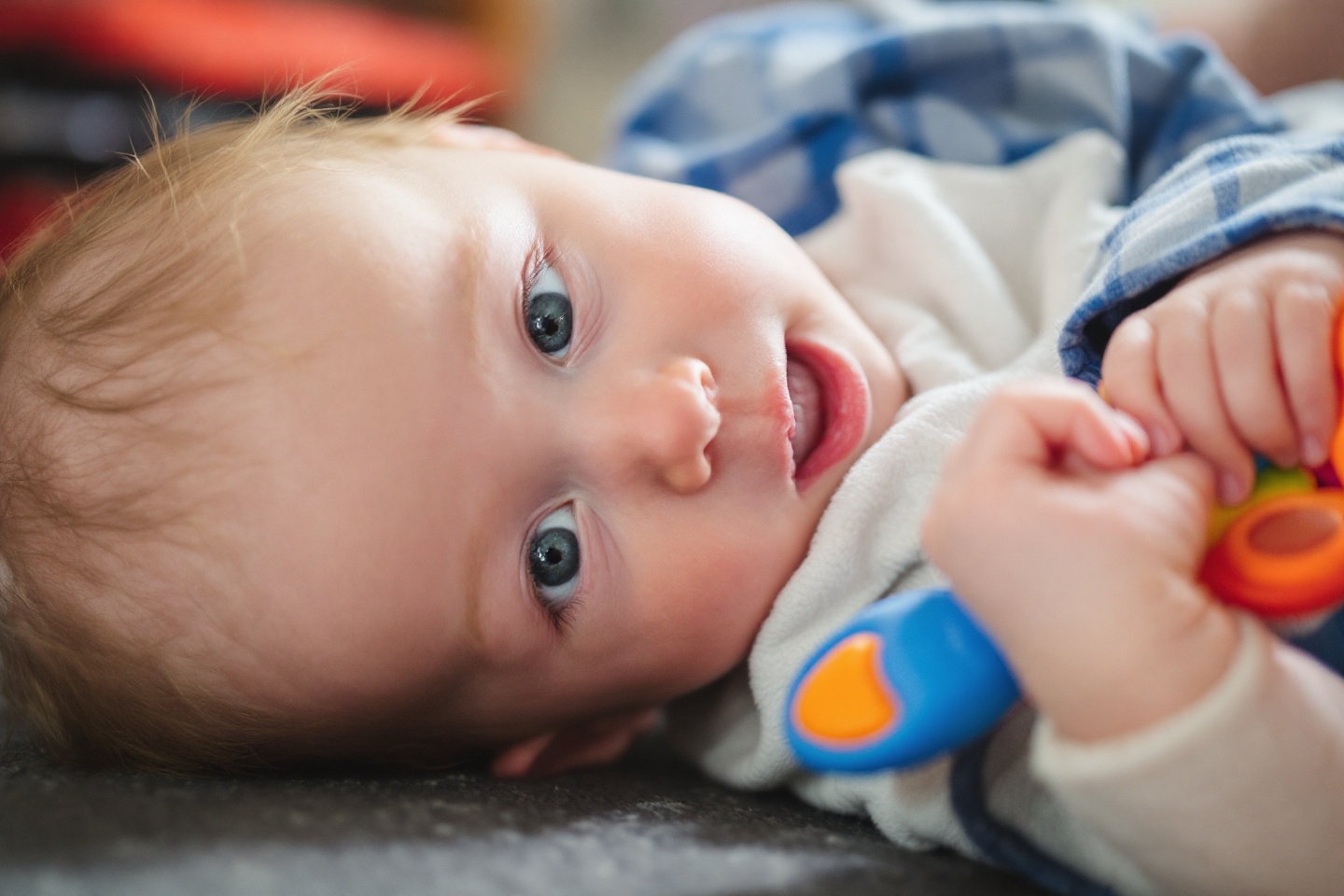 Mon bébé a du mal à saisir les objets : comment l’aider à développer sa motricité fine au quotidien ?