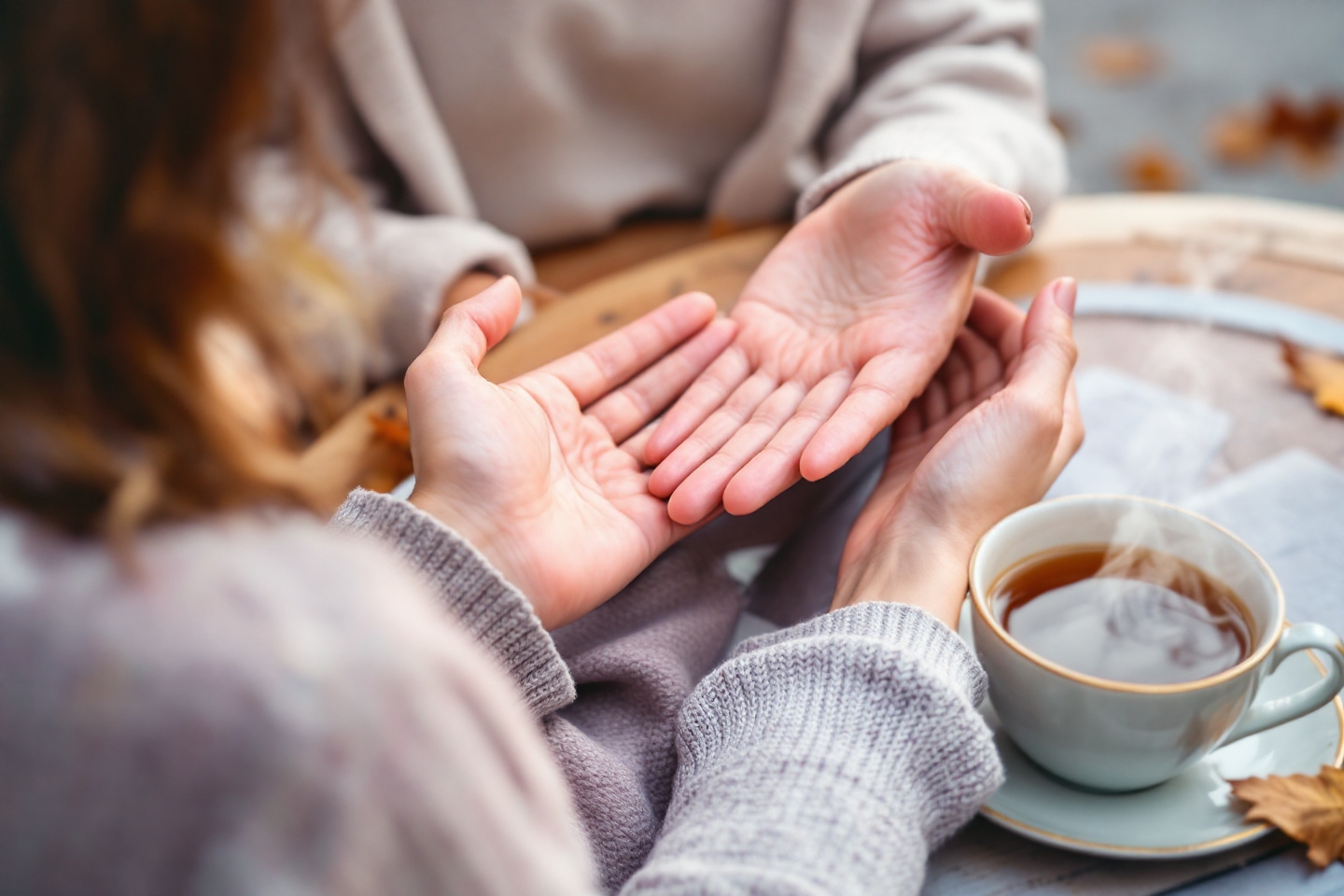 Vous avez constamment les mains fraîches ? Ce que cela révèle sur votre énergie intérieure