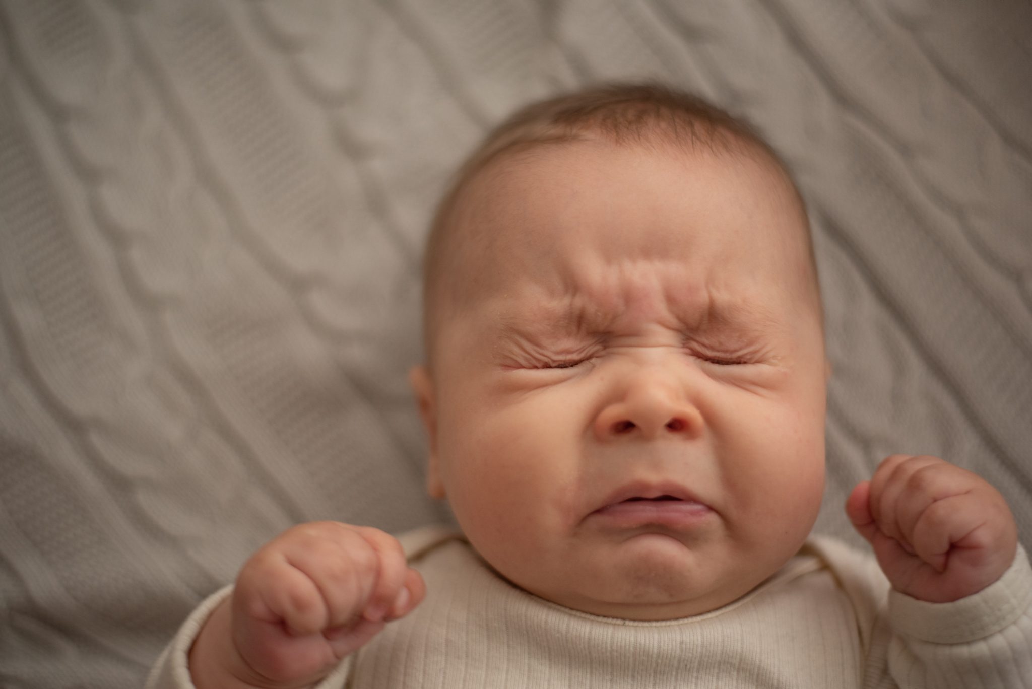 Bébé éternue plusieurs fois par jour : comment distinguer le normal de l’inquiétant selon les experts ?
