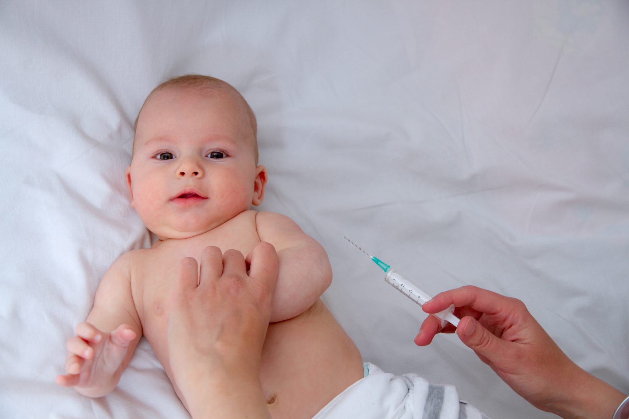 Vacciner bébé avec un petit rhume ou de la fièvre : que recommandent vraiment les pédiatres ?