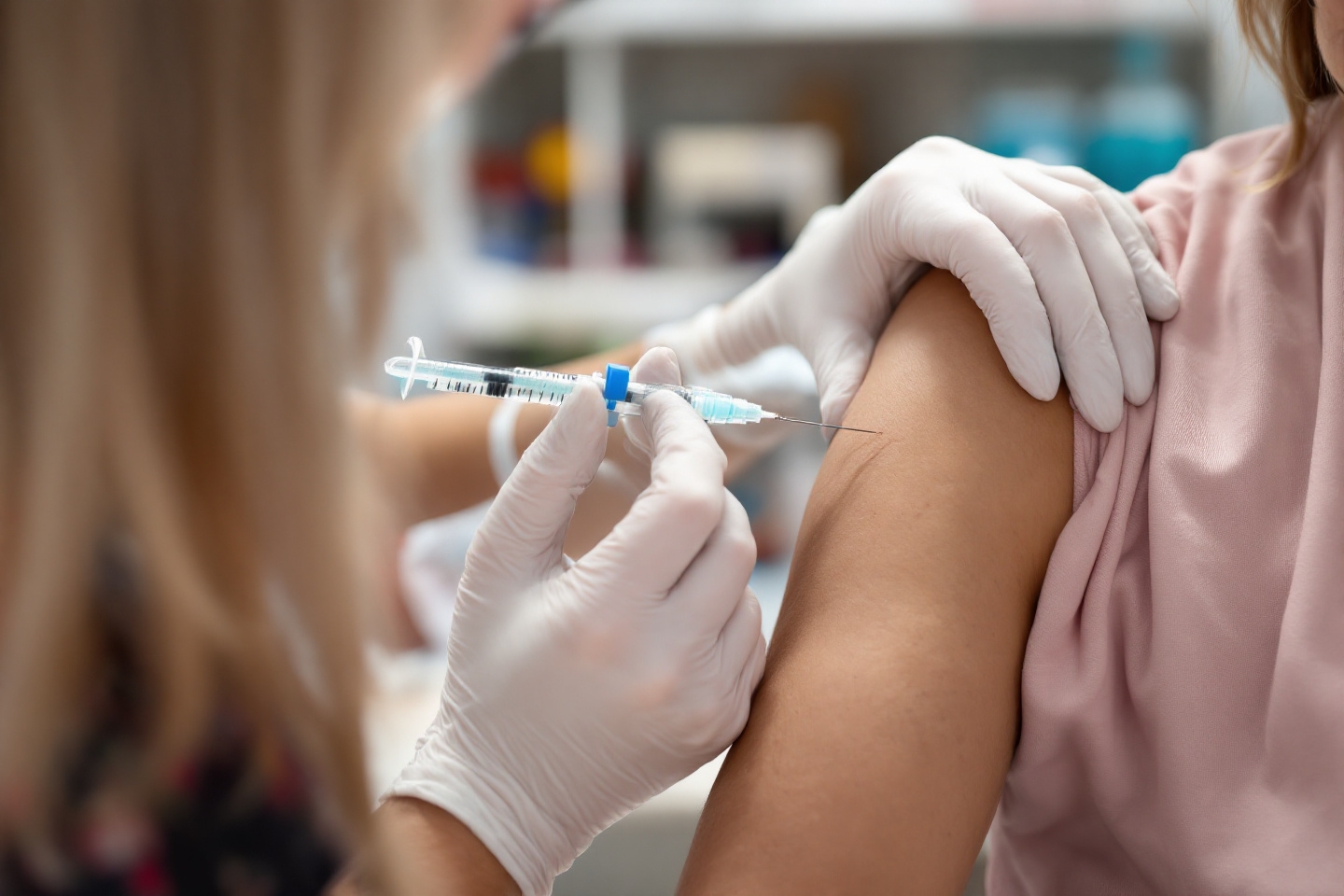 Grossesse en 2025 : les vaccins à privilégier (et ceux à éviter) pour protéger au mieux votre bébé