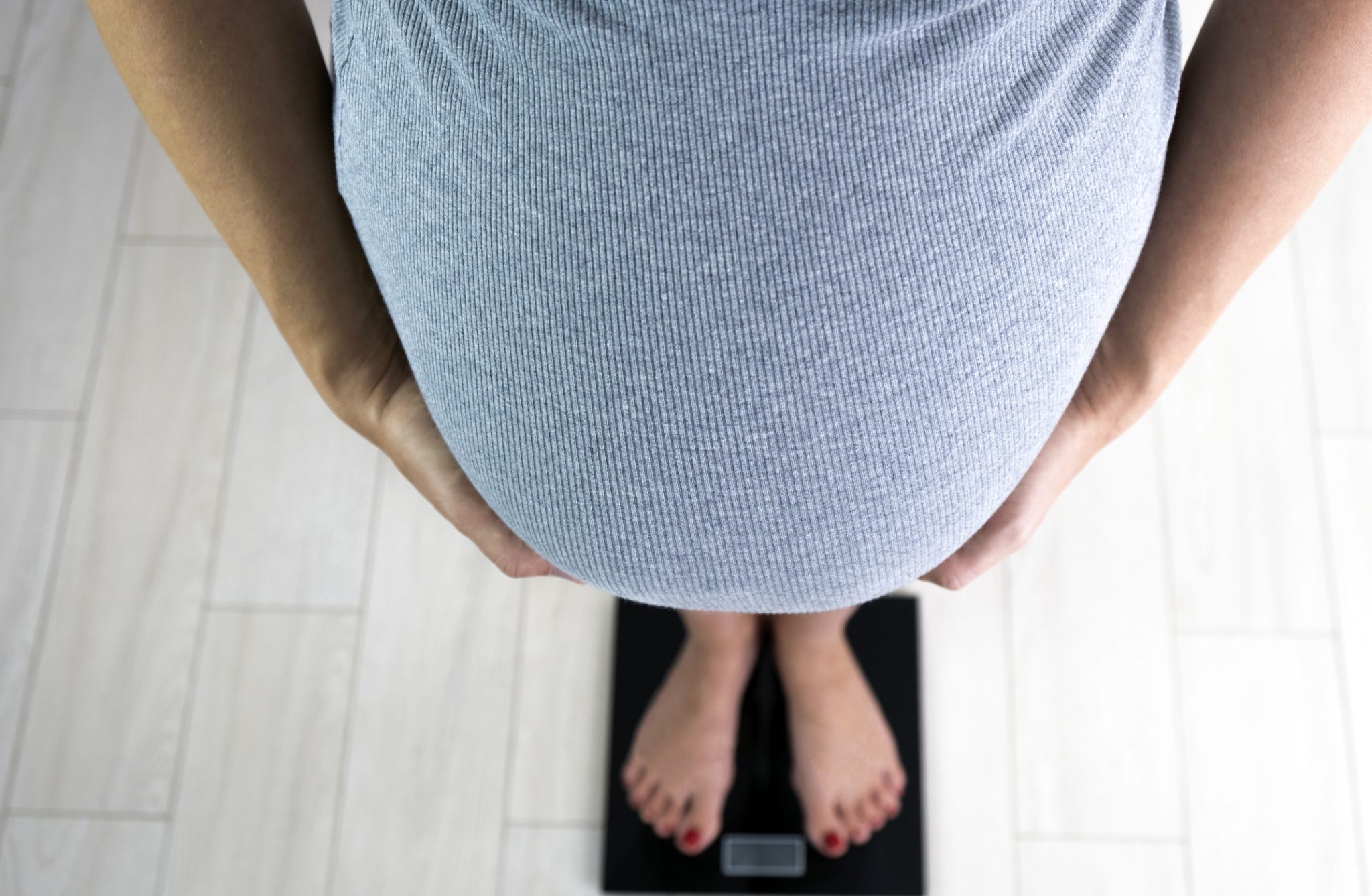 Comment gérer la prise de poids mois après mois pour protéger votre santé et celle de bébé selon les experts