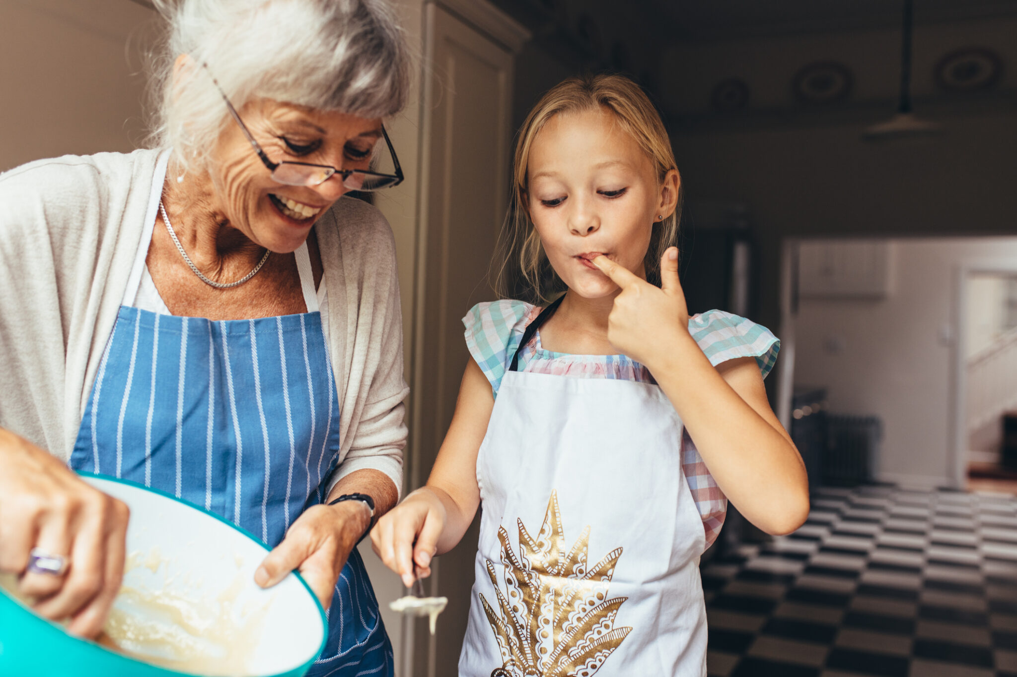 Faut-il imposer ses propres règles aux grands-parents ? Les astuces pour préserver l’équilibre familial