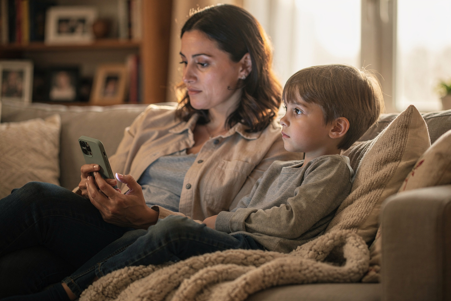 « Je ne savais pas que ça irait aussi loin » : pourquoi publier la vie de son enfant sur internet l’expose à des risques ?