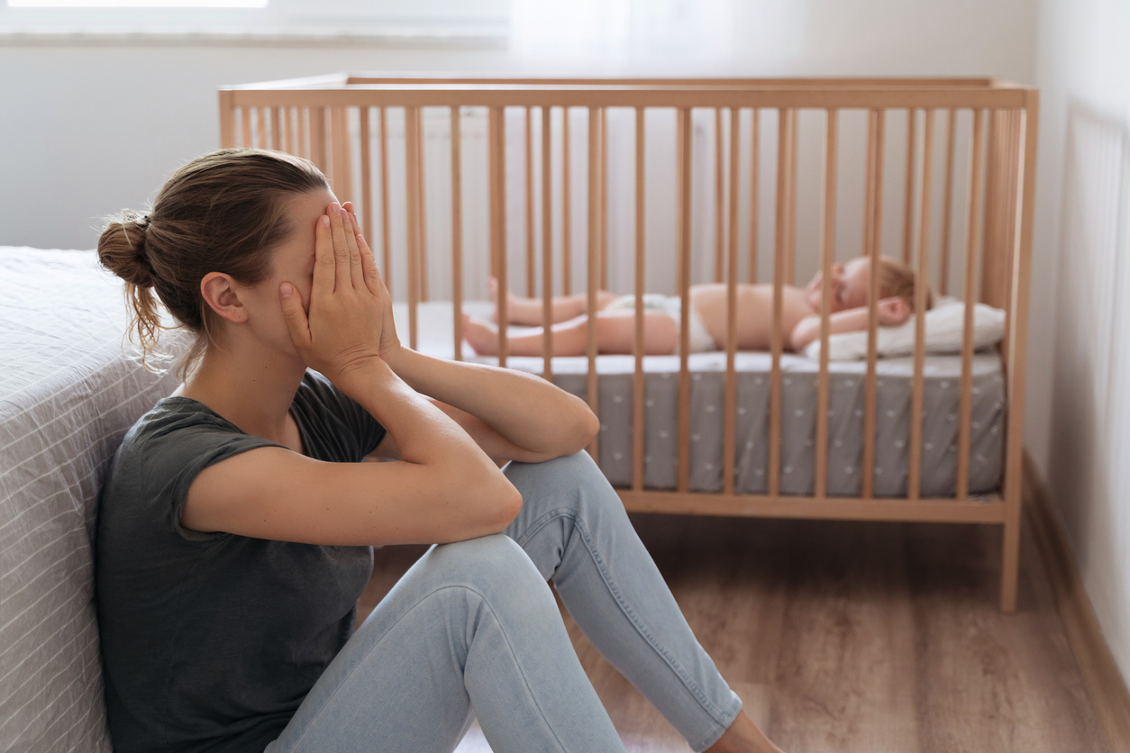 « Mon enfant dort enfin et mais je n’arrive pas à me détendre » : ce que vivent les parents sans en parler