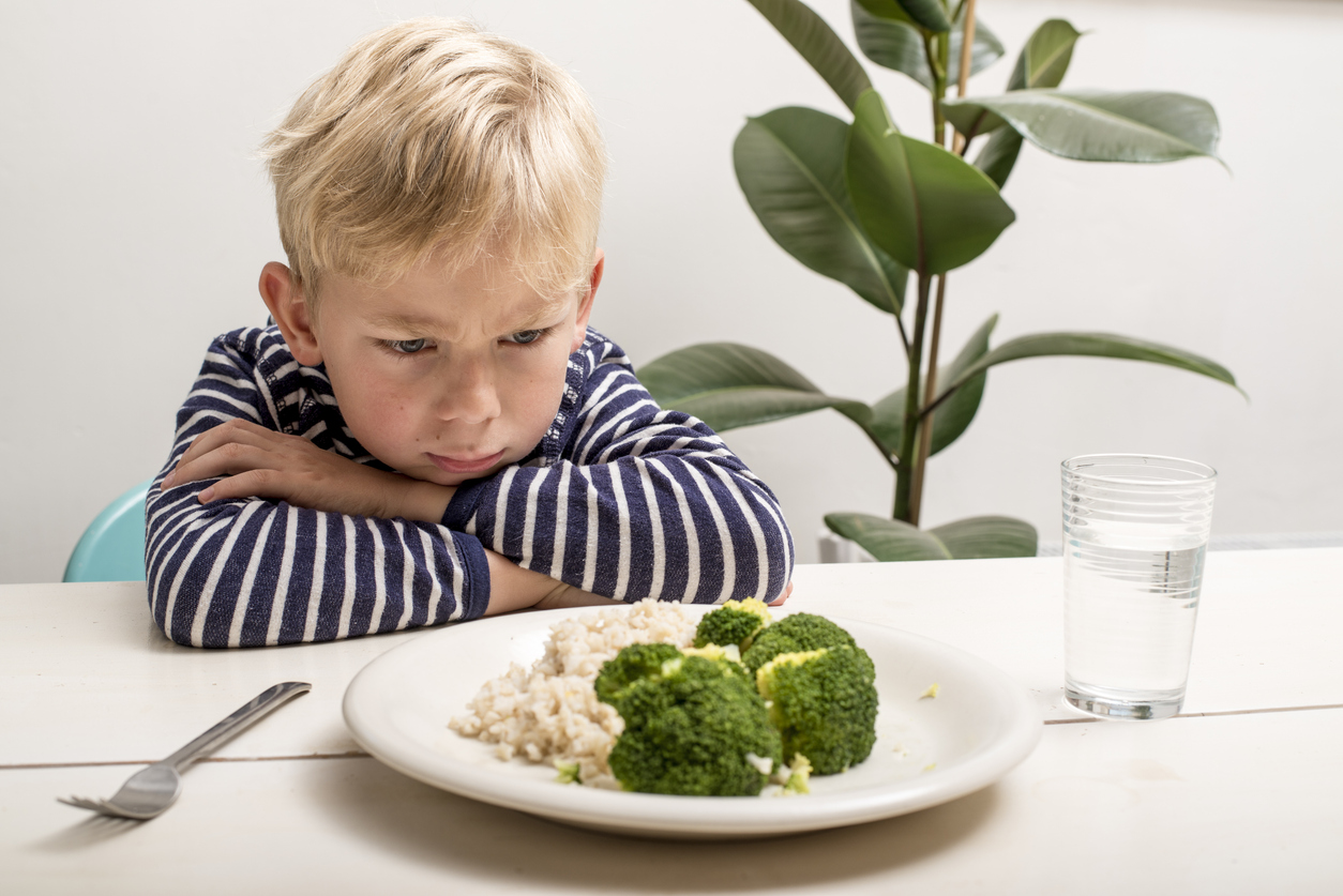 « C’est une bagarre à chaque repas » : faut-il vraiment obliger mon enfant à finir son assiette ?